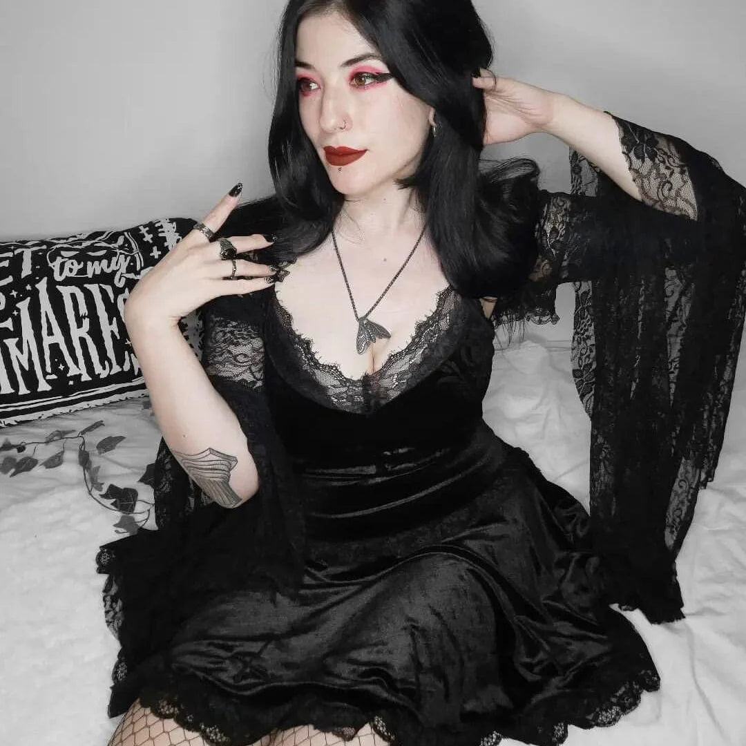 Women’s Gothic Flared Sleeved Lace-up Cape