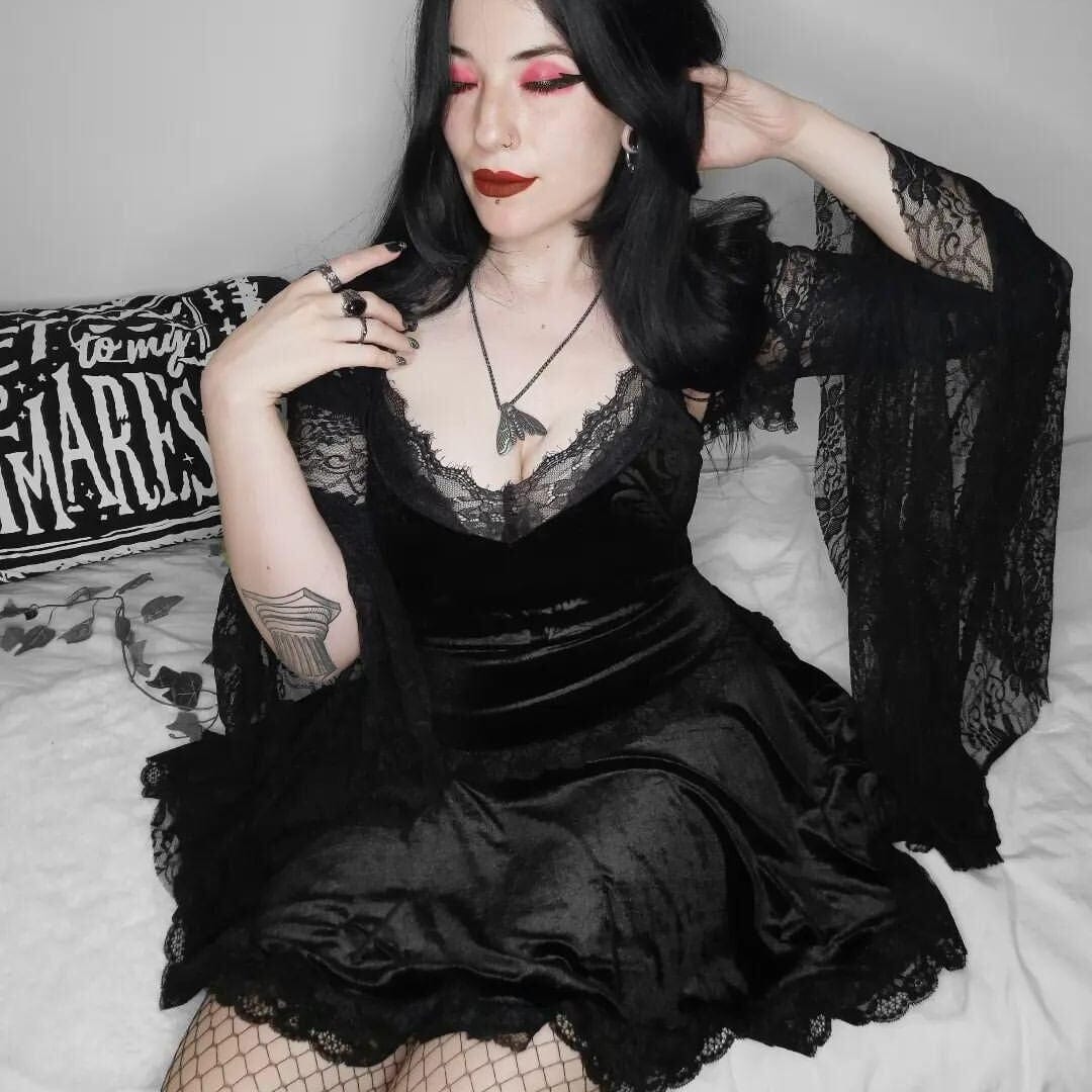 Women’s Gothic Flared Sleeved Lace-up Cape